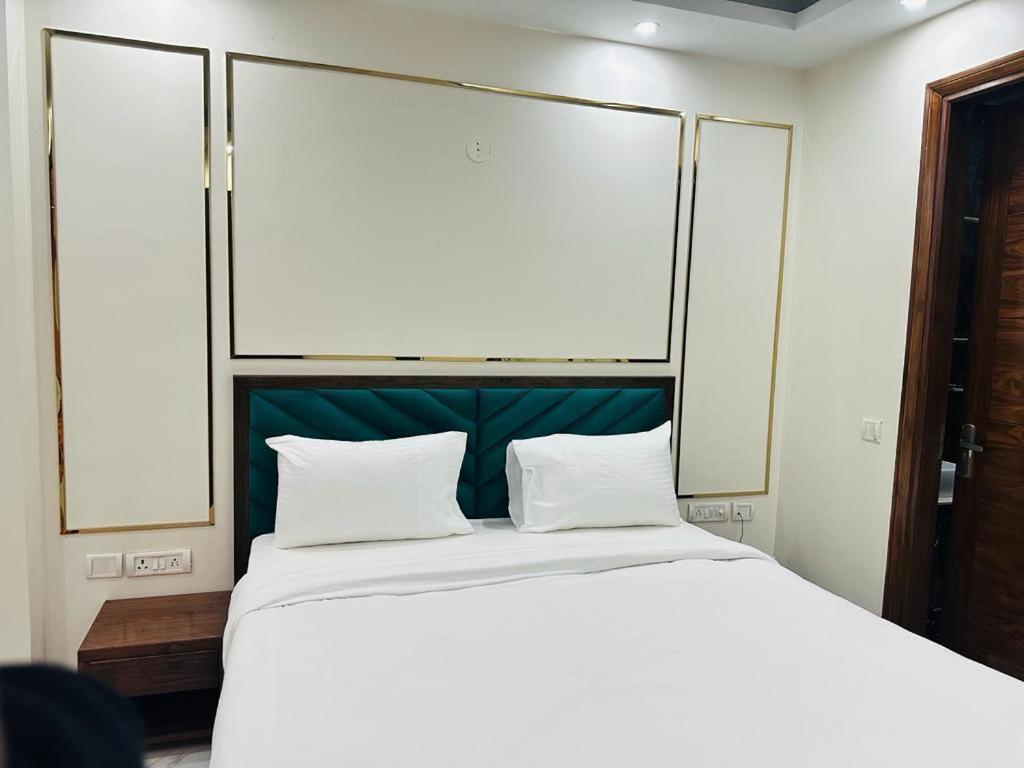 Hotel The Palm View By Grb New Delhi